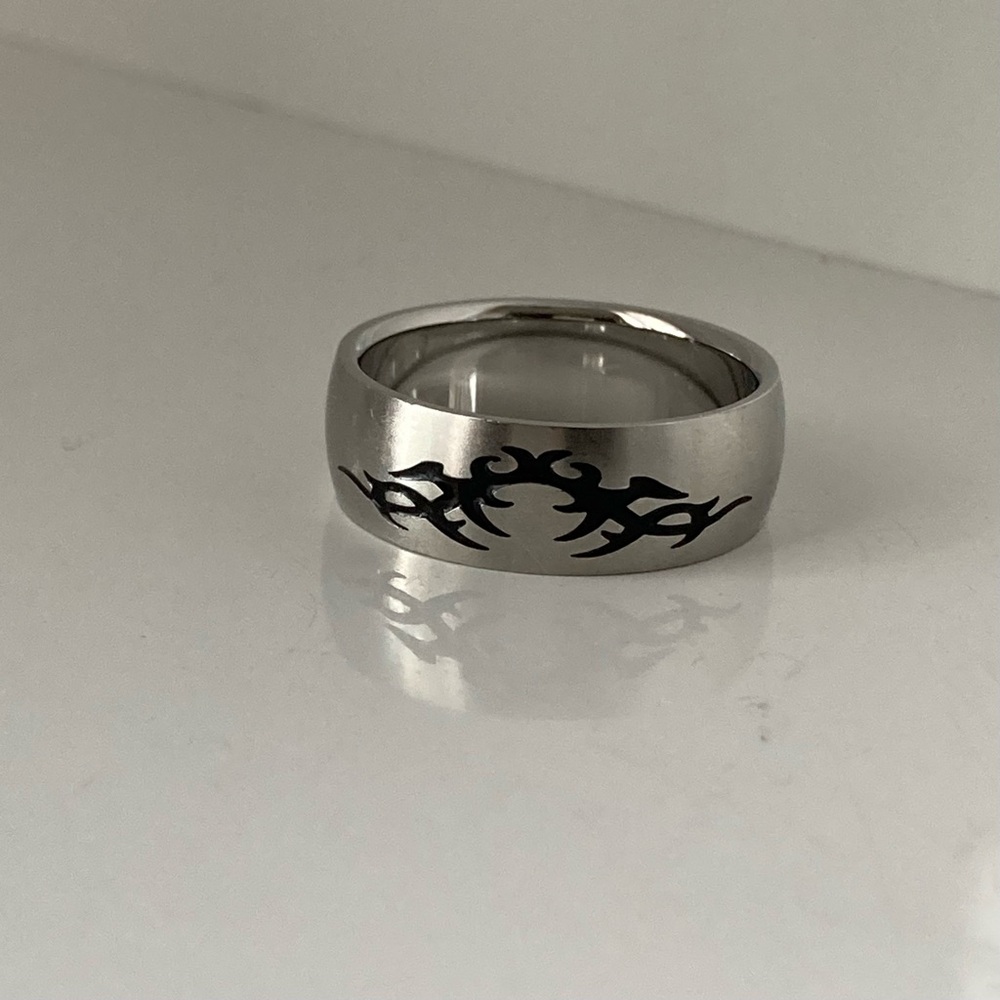 EUC Stainless Steel Mens (or Womens) Indented Designed Band Ring Size 10.5